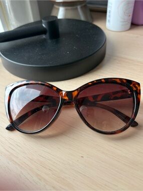 Women's Tortoiseshell Cat-Eye Sunglasses — Brown Gradient Lenses